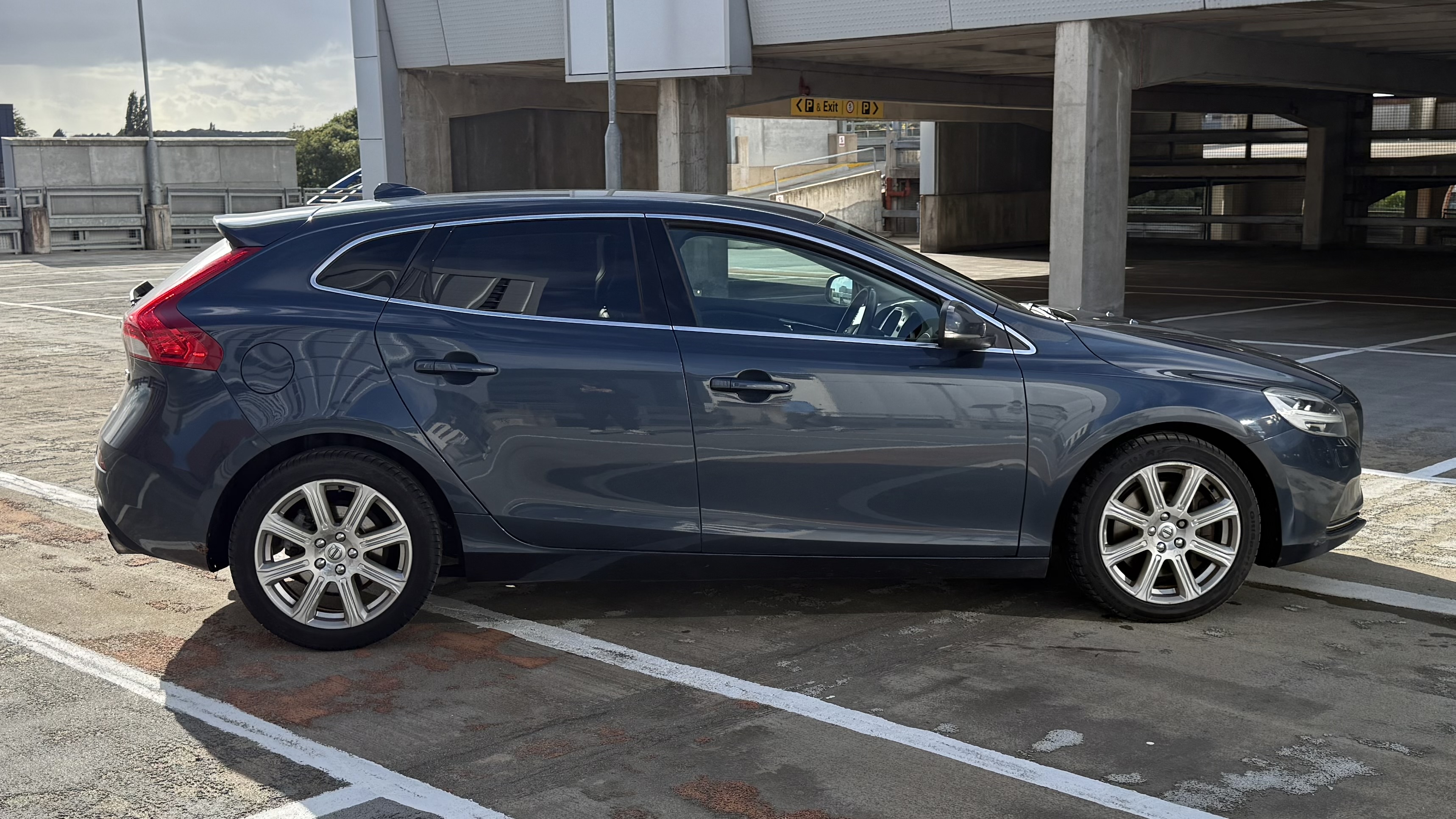 Volvo V40 (2018) image 2
