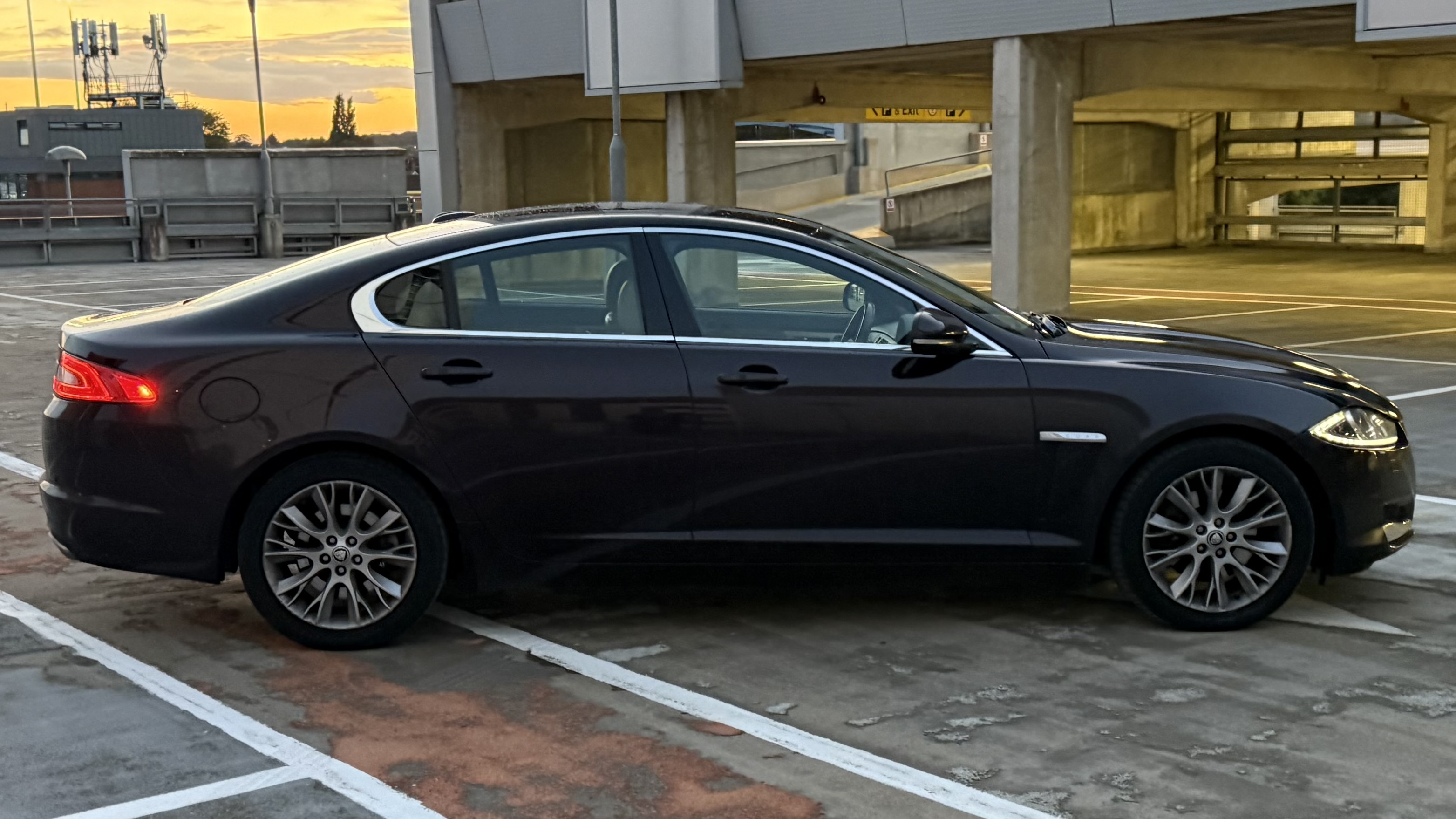 Jaguar XF (2011) image 2