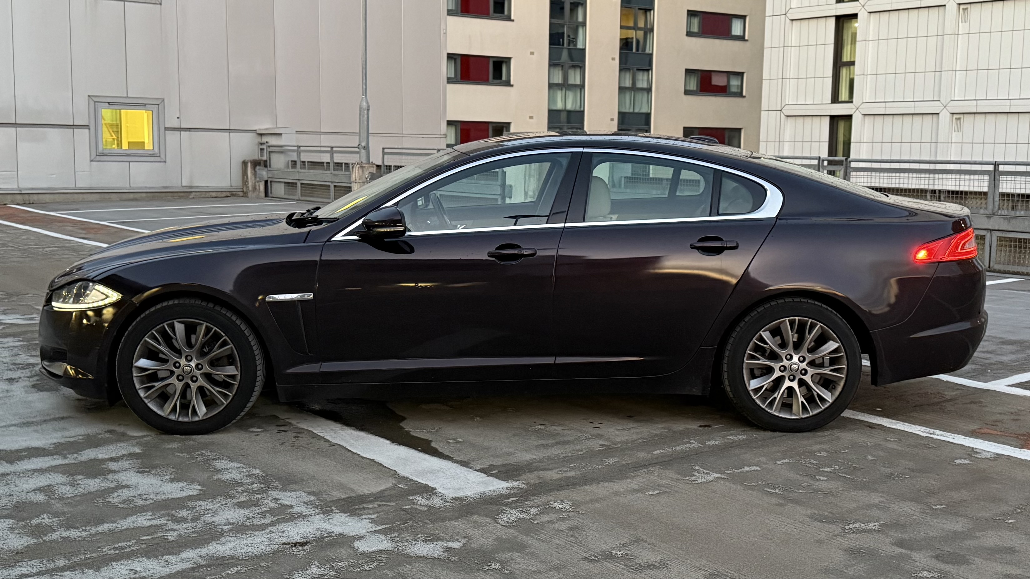 Jaguar XF (2011) image 4