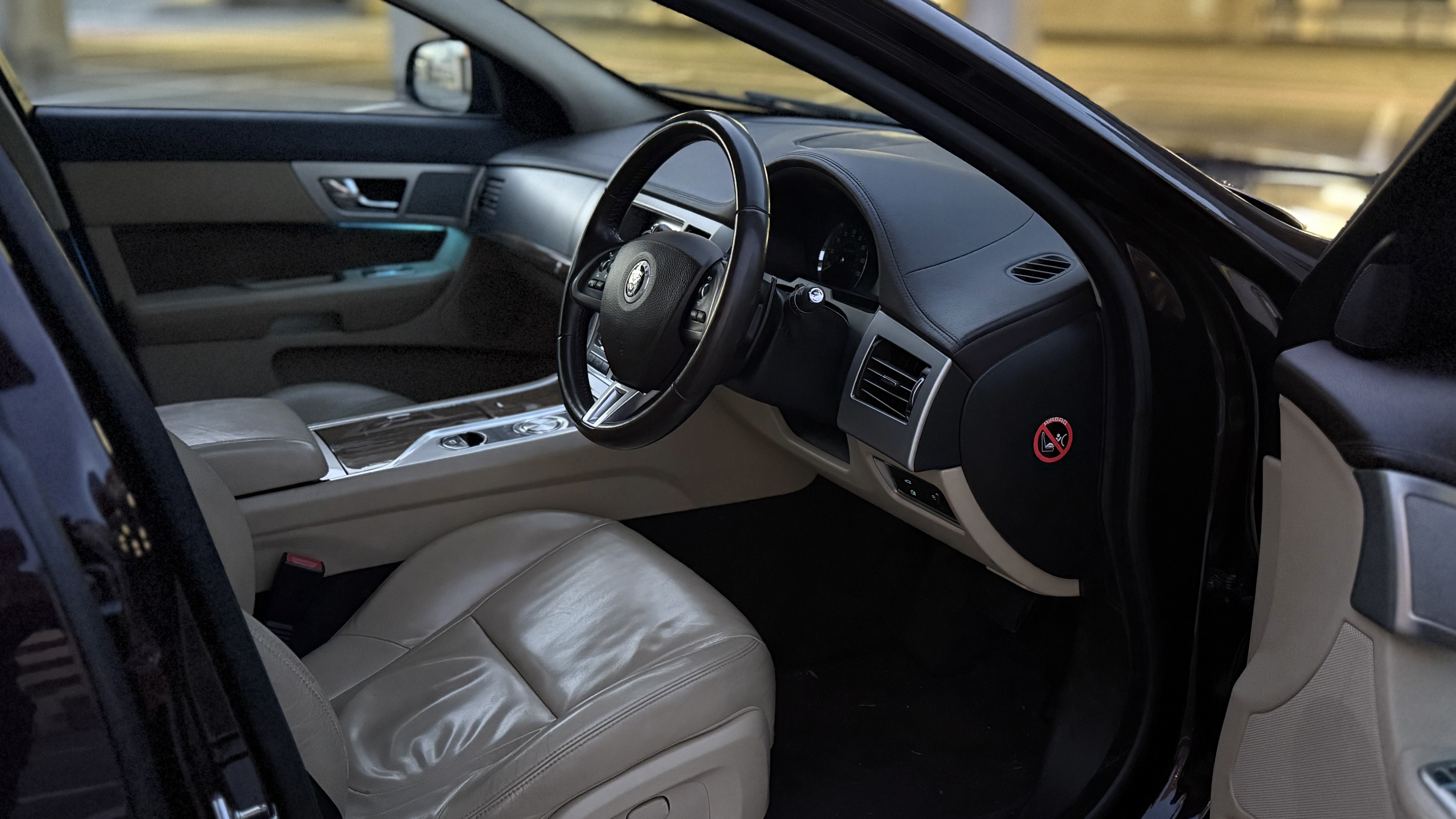 Jaguar XF (2011) image 7