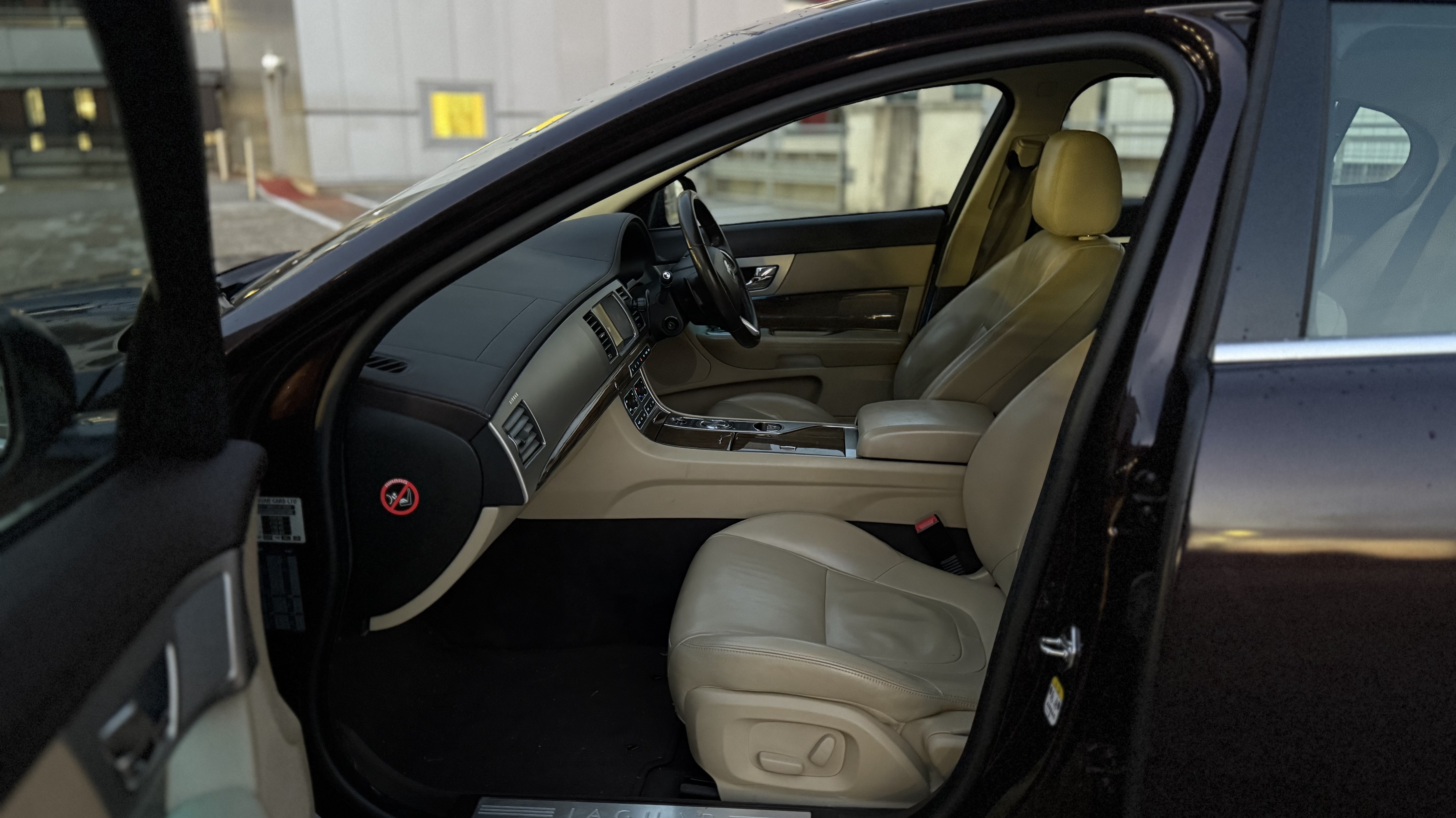 Jaguar XF (2011) image 10