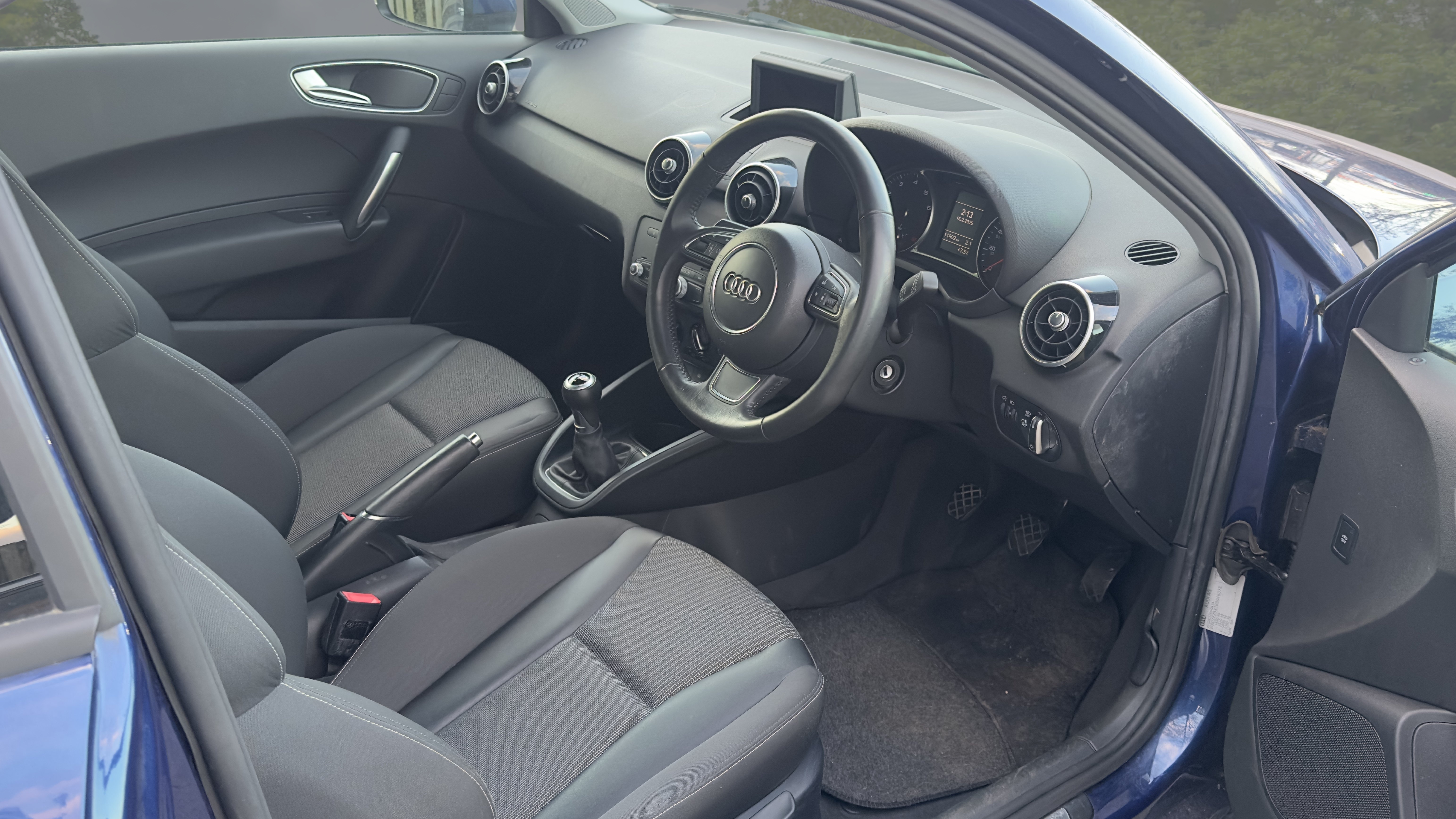 Audi A1 (2011) image 11