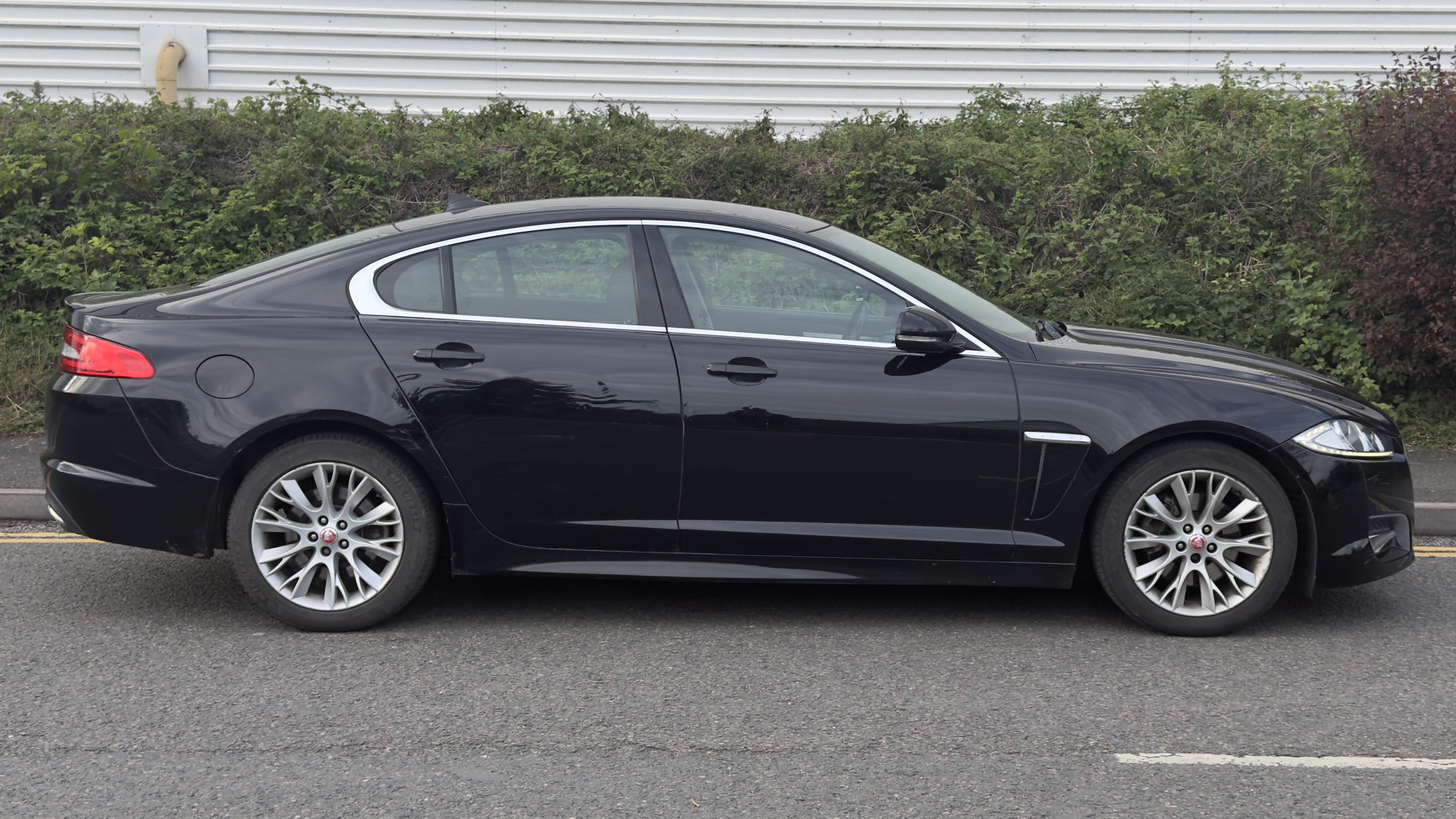 Jaguar XF (2013) image 2
