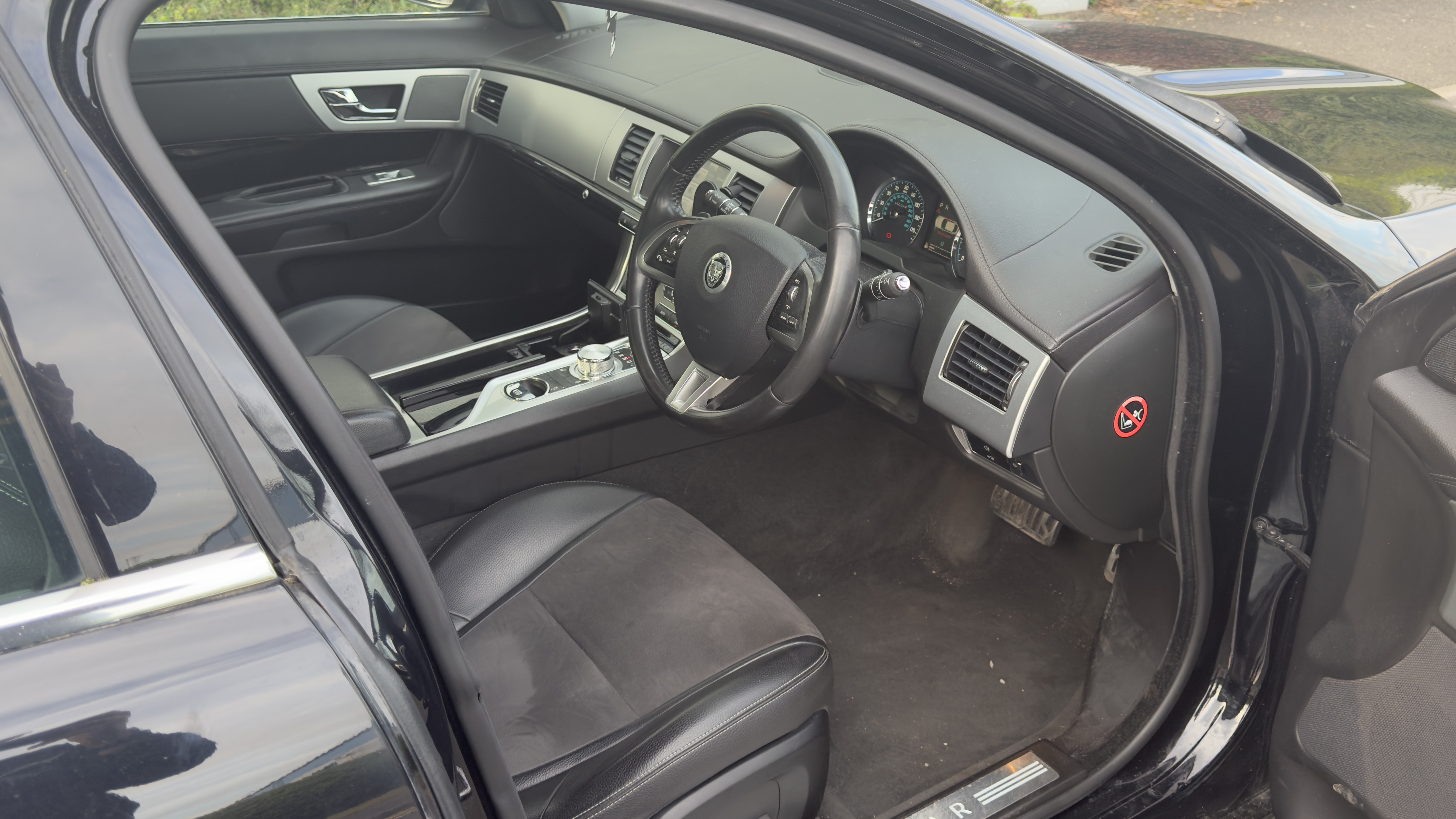 Jaguar XF (2013) image 10