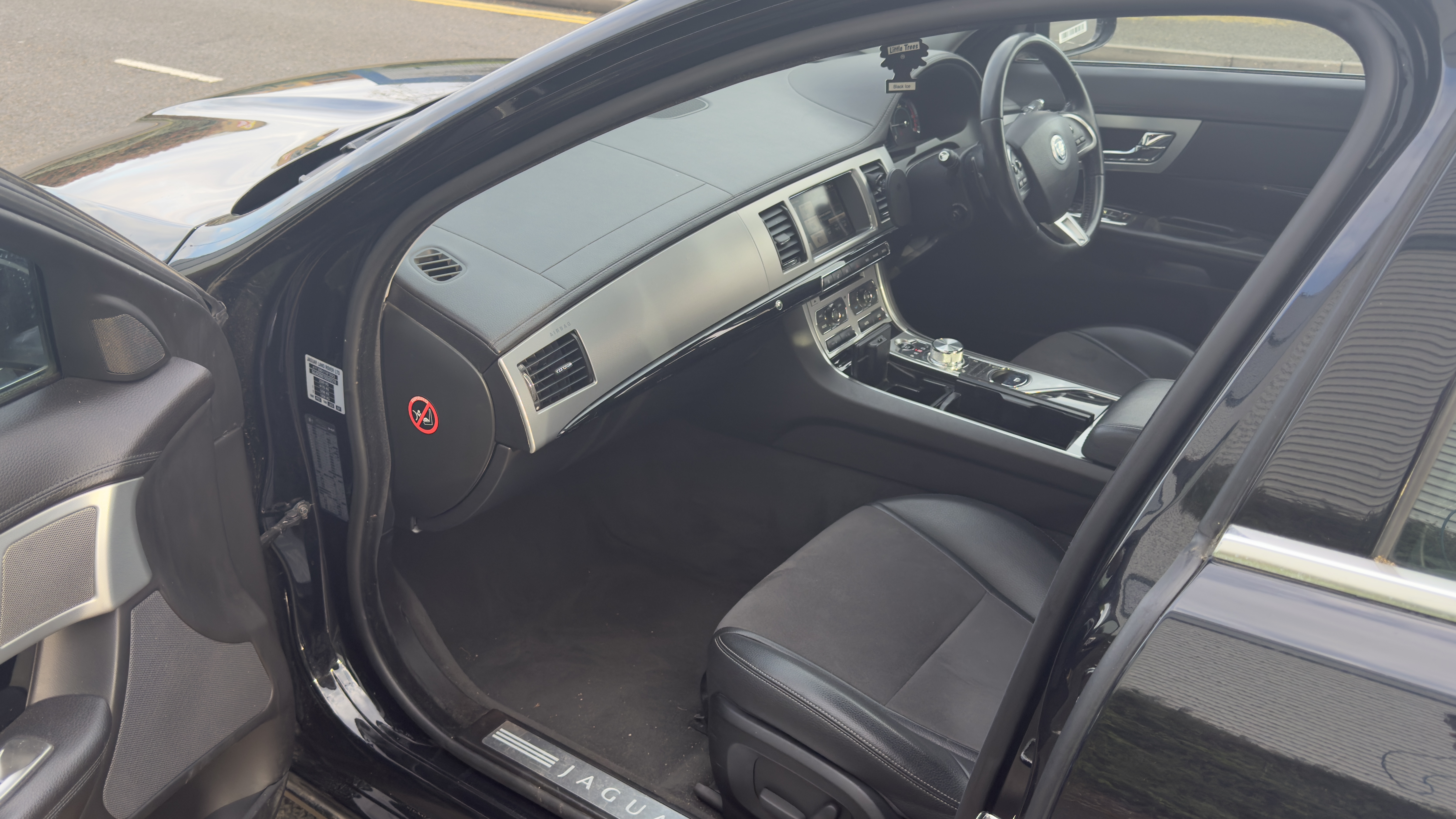 Jaguar XF (2013) image 13