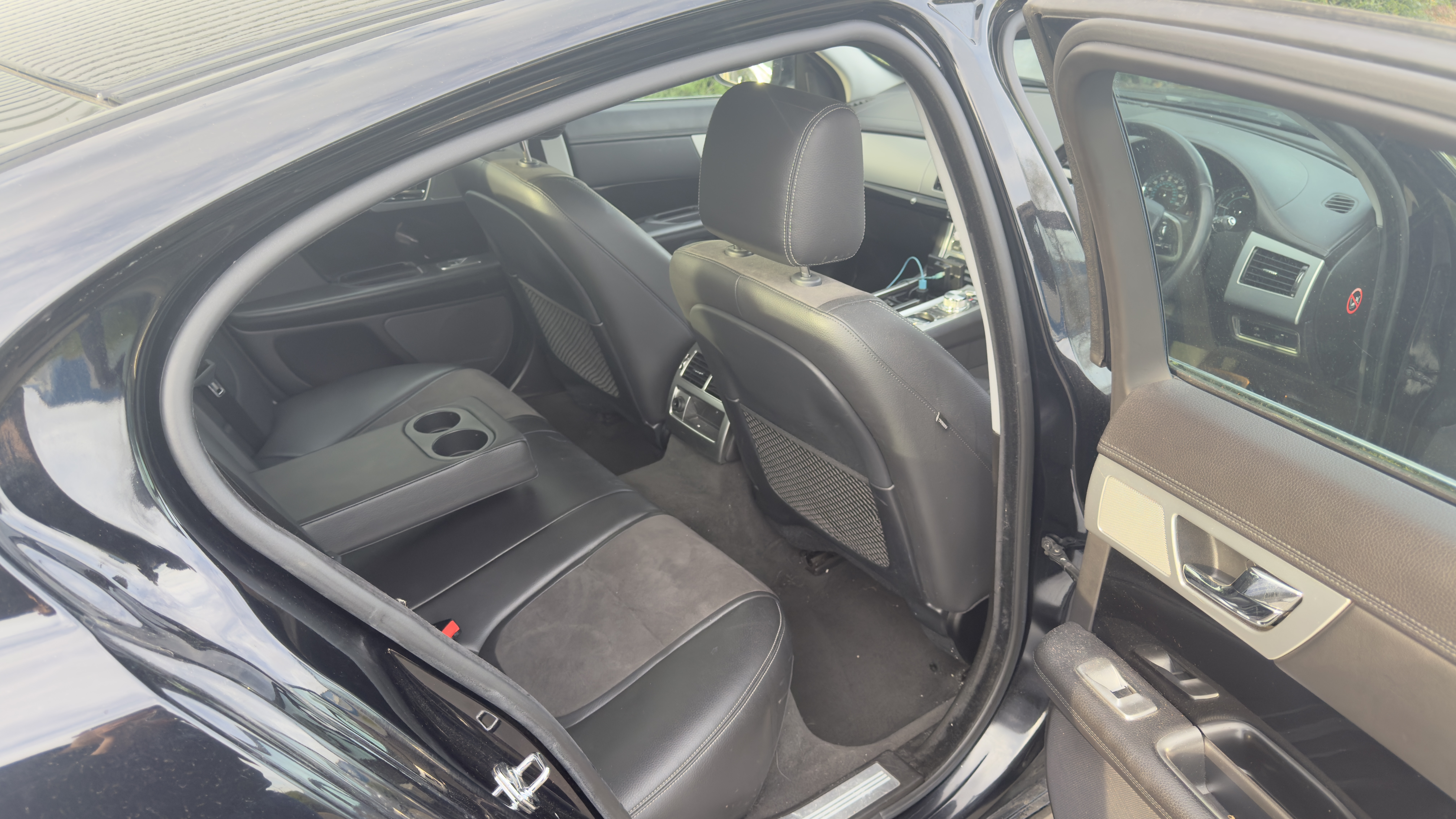 Jaguar XF (2013) image 11