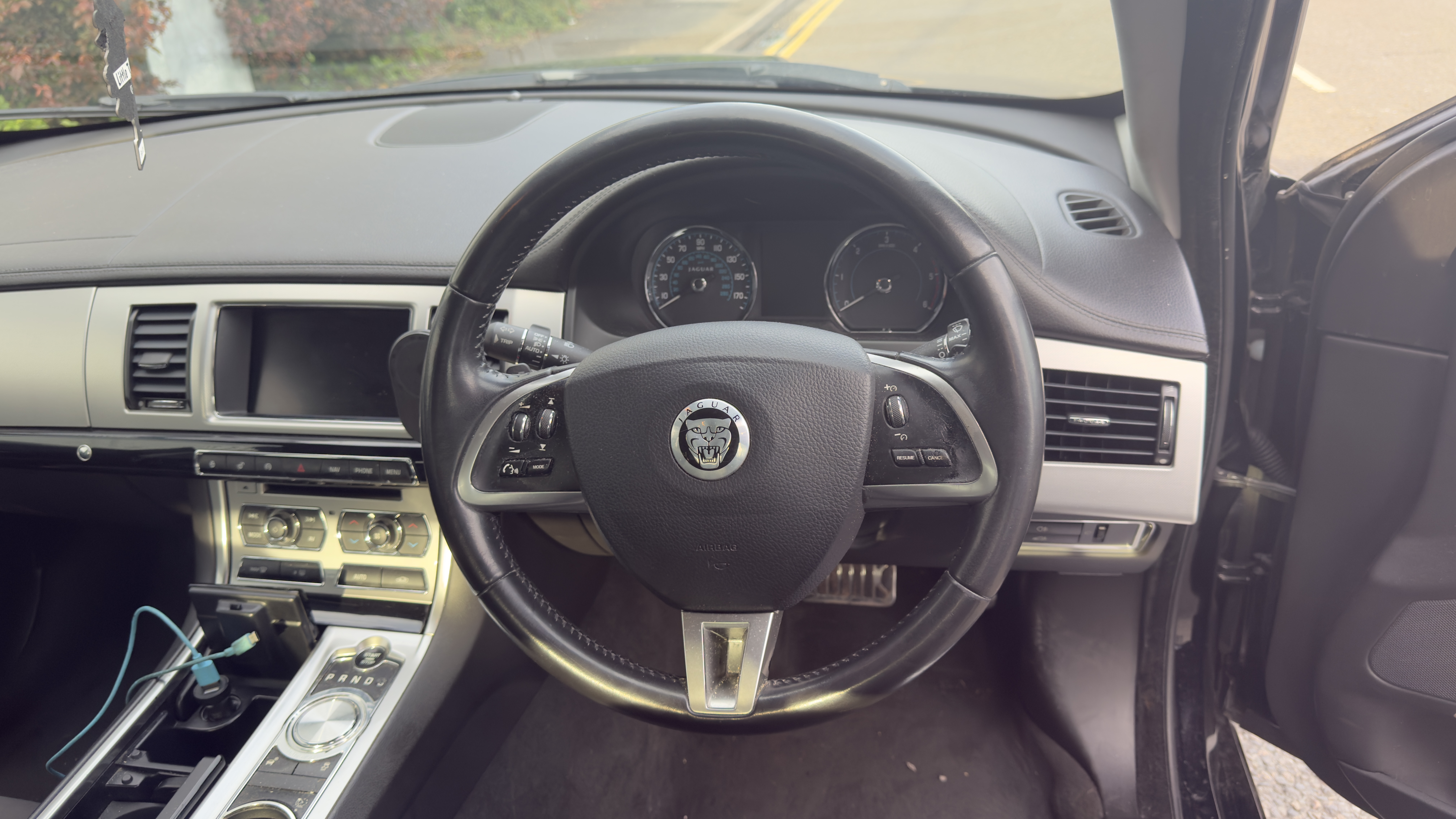 Jaguar XF (2013) image 14