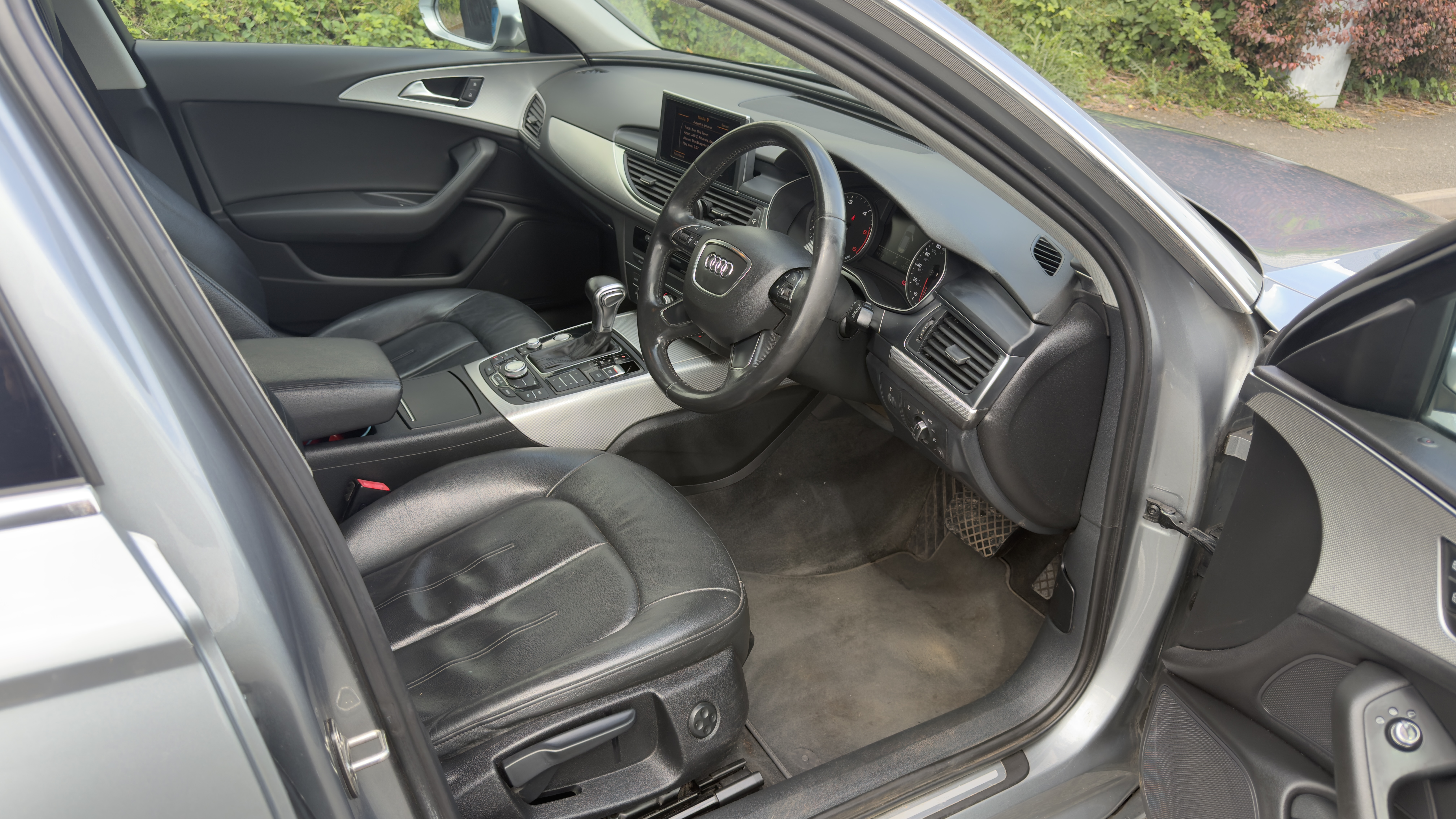 Audi A6 (2012) image 12