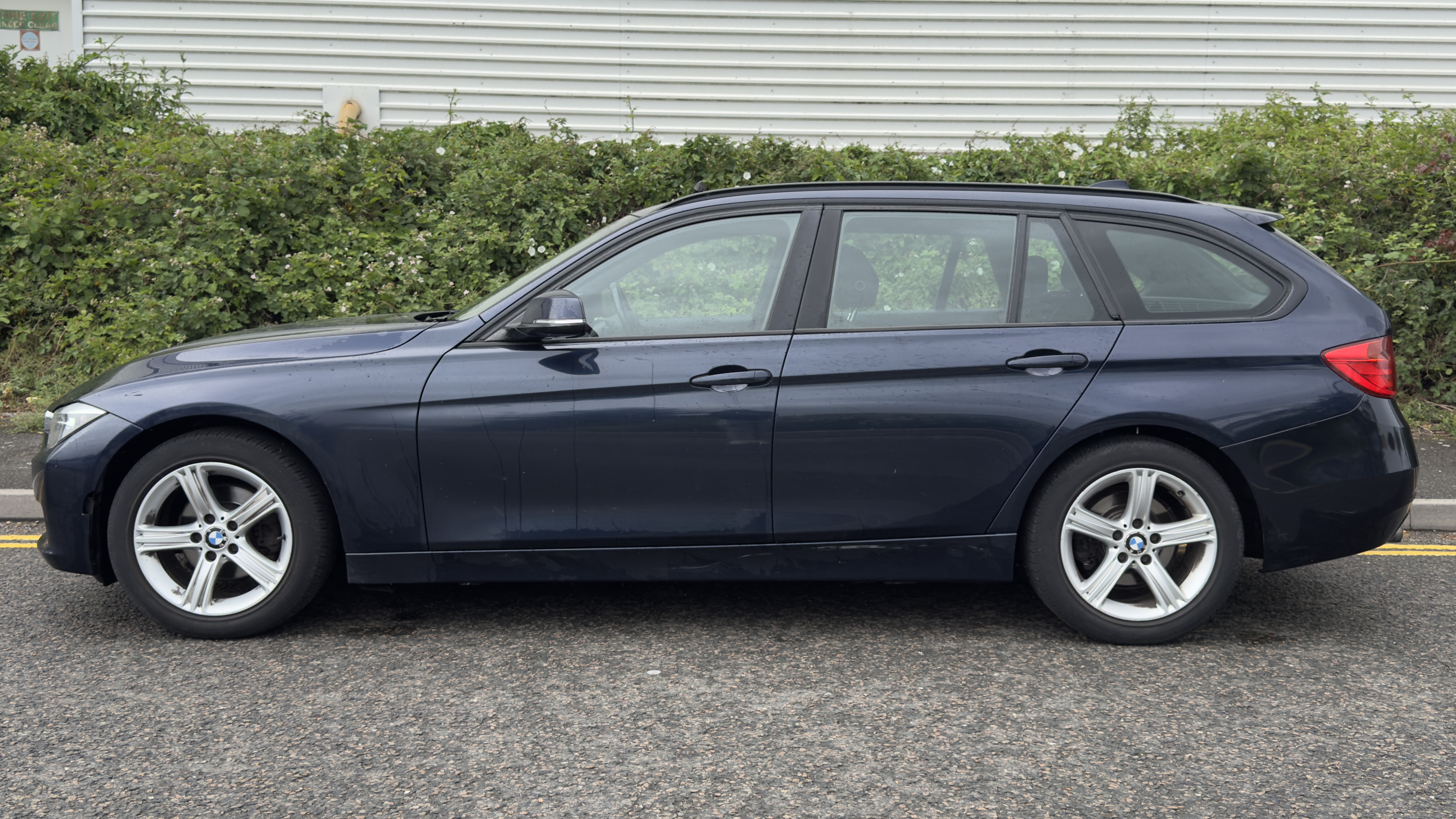 BMW 320i (2012) image 8