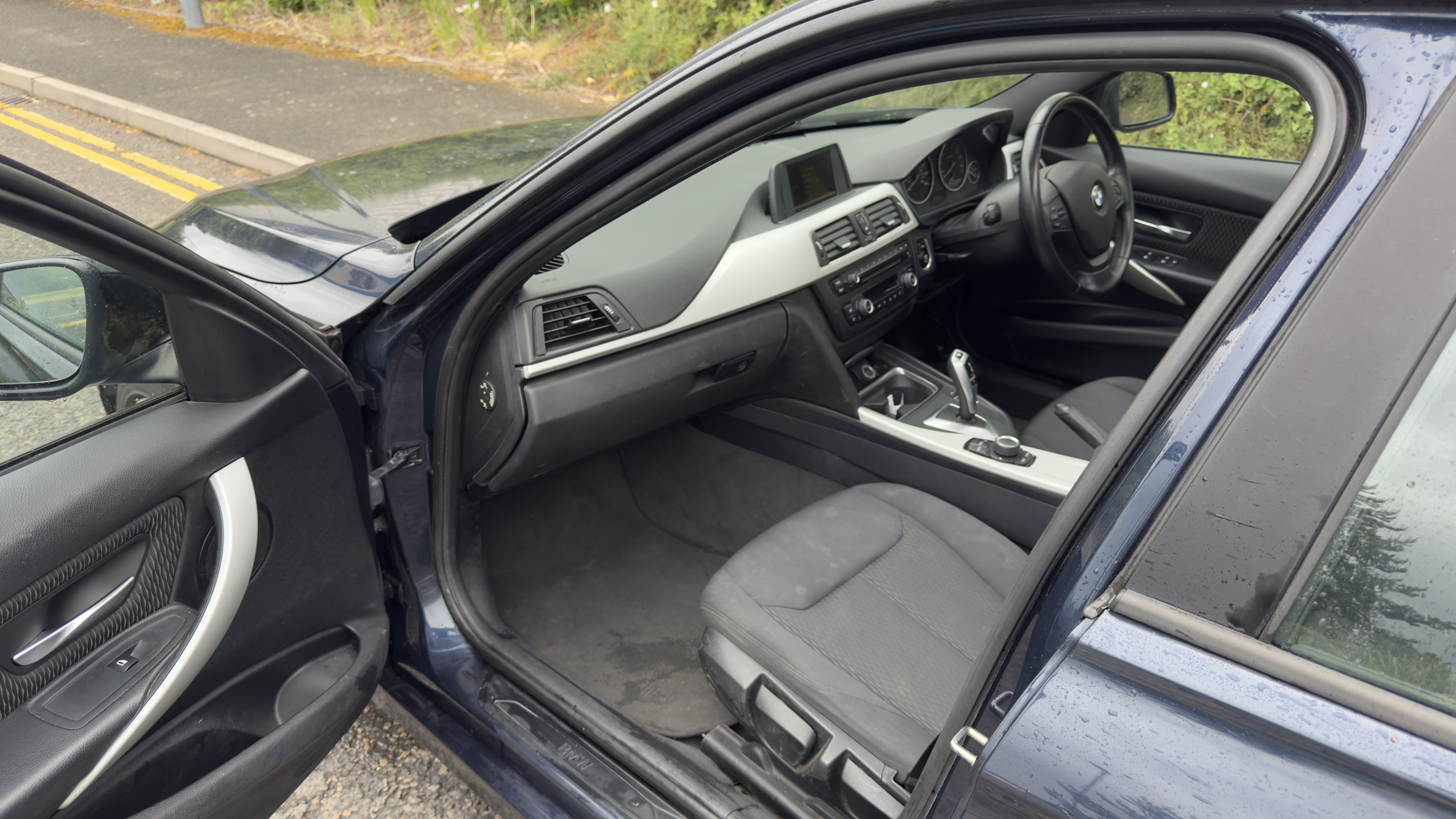 BMW 320i (2012) image 17