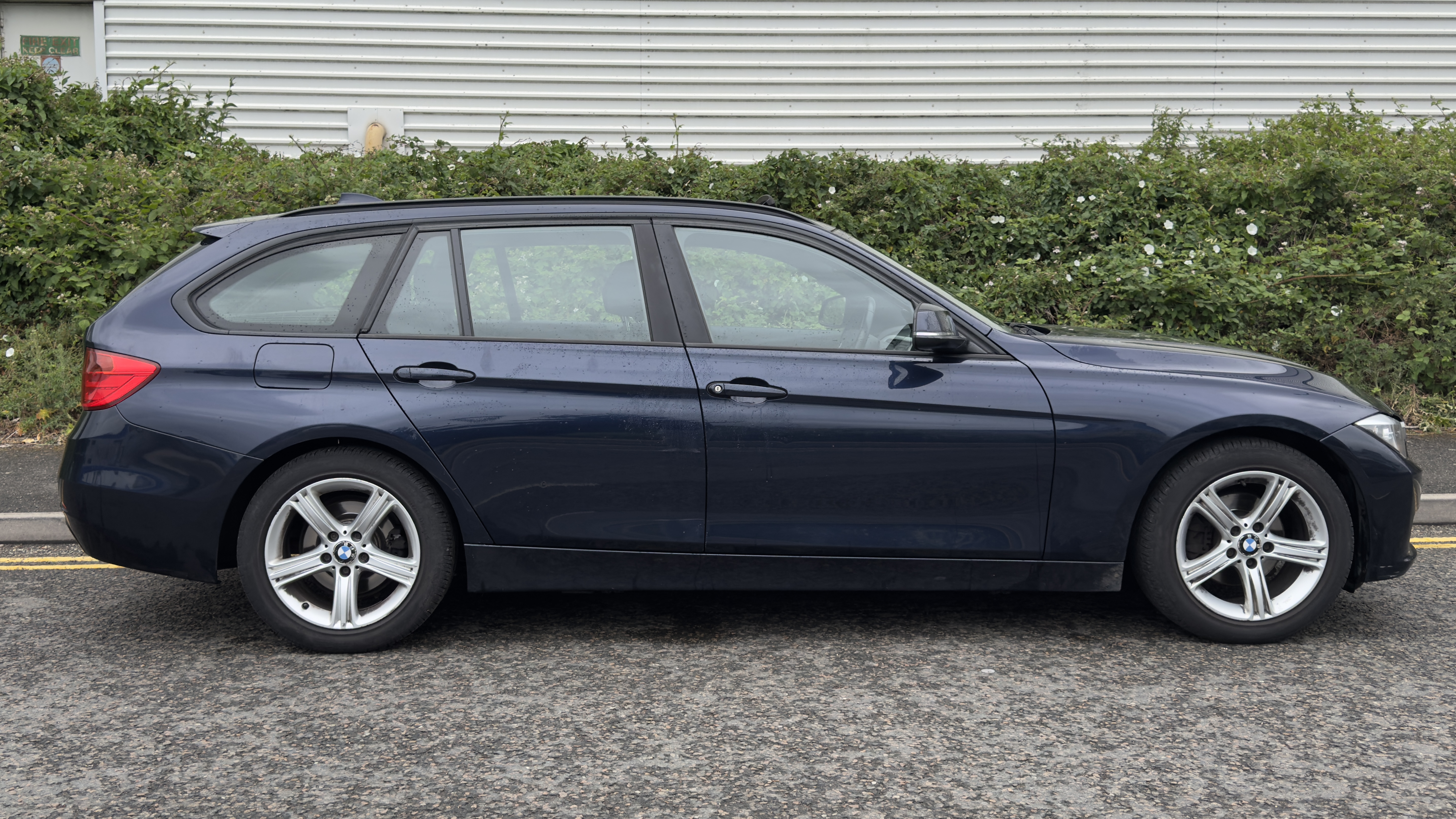 BMW 320i (2012) image 2