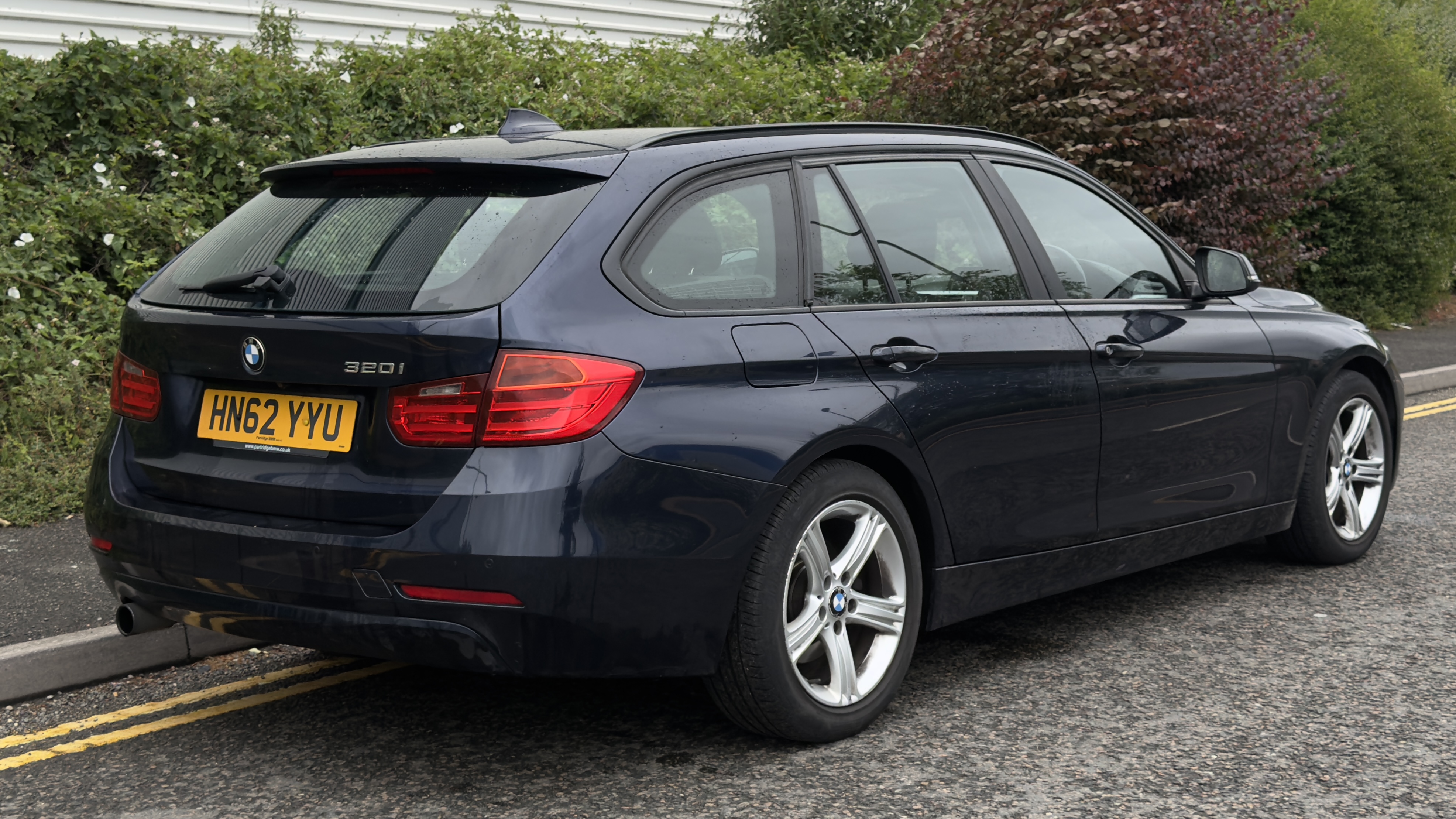 BMW 320i (2012) image 3
