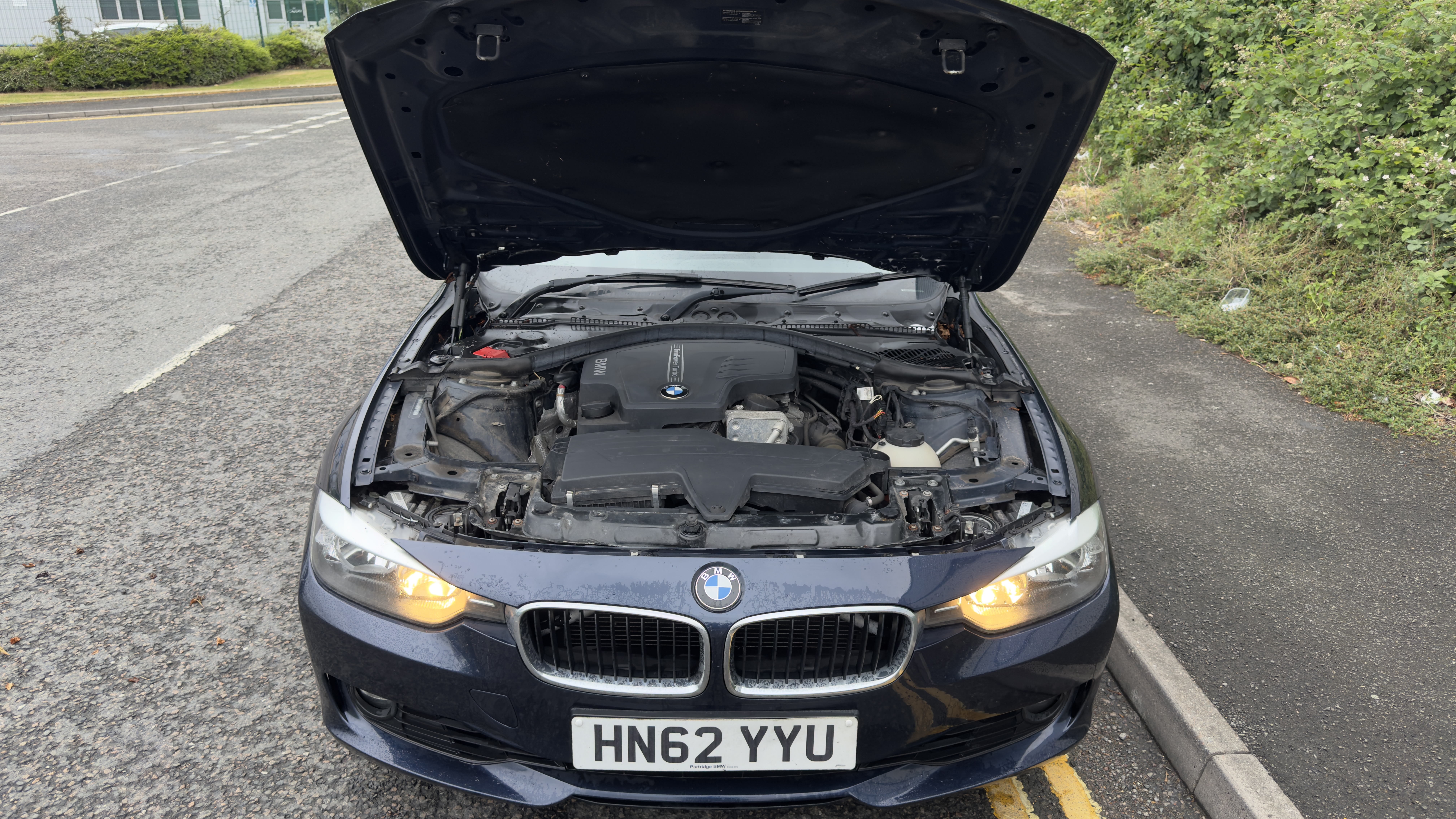 BMW 320i (2012) image 11